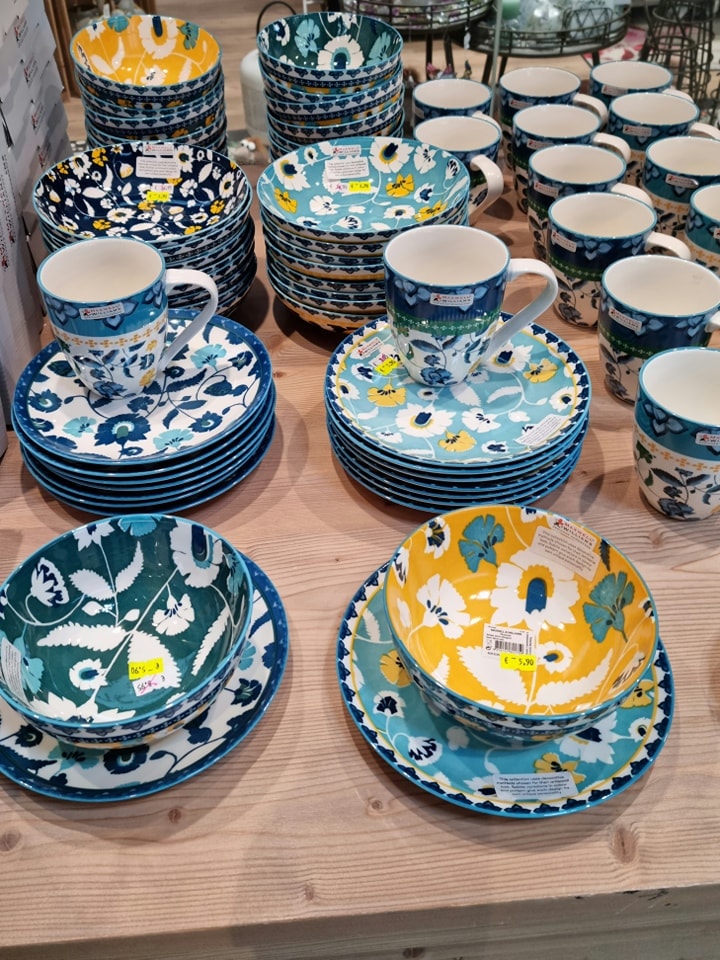 Buntes Keramikgeschirr