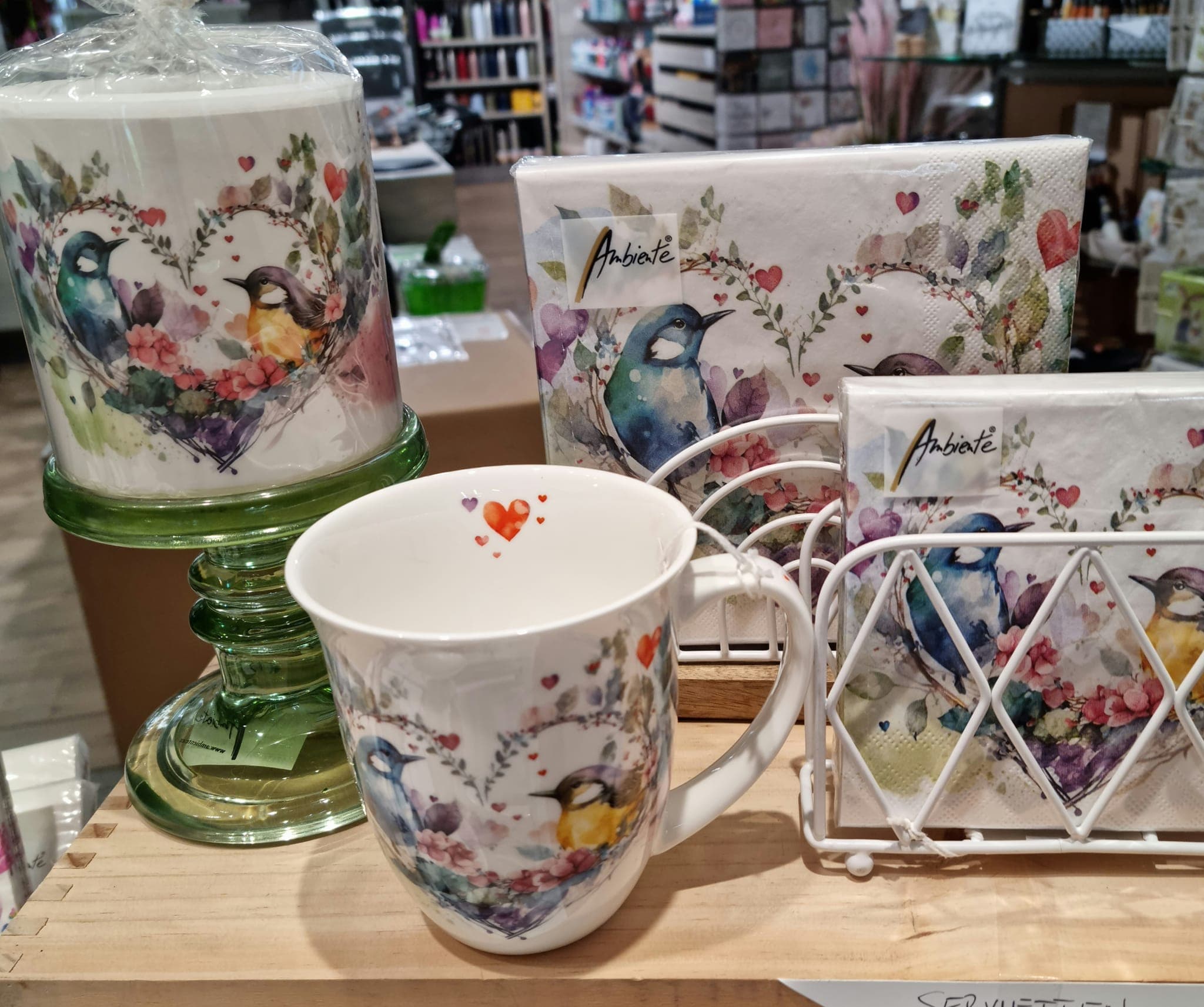 Liebevoll gestaltetes Vogelmotiv-Geschirr – Romantische Akzente für Ihre Tafel