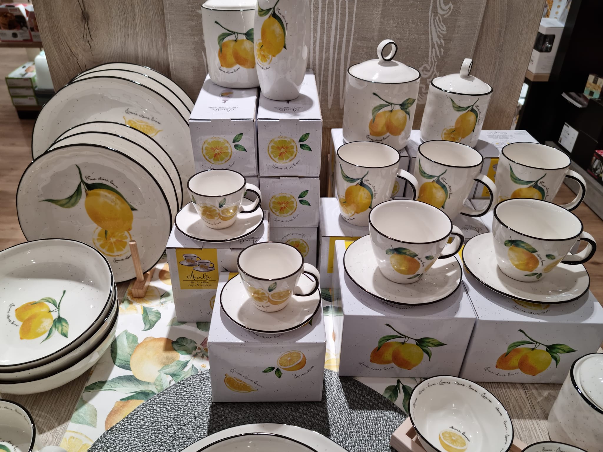 Zitronen Geschirrserie – Sonniges Design für Ihre Tafel